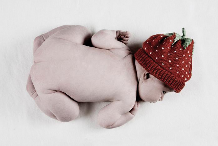 Säugling mit Erdbeermütze -  der kleine Frosch