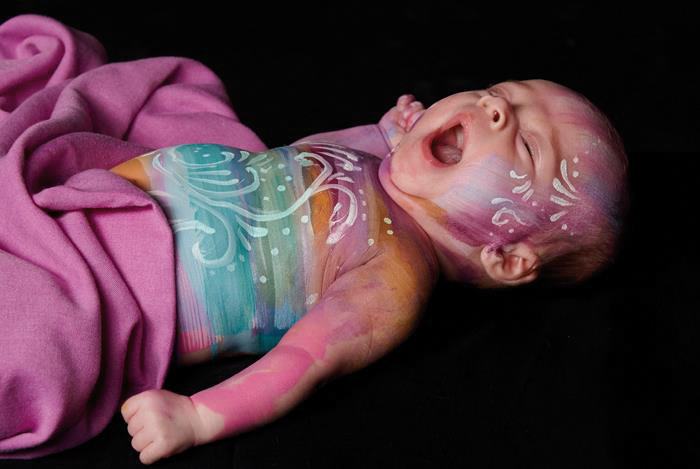 gähnendes Baby Bodypainting bunt
