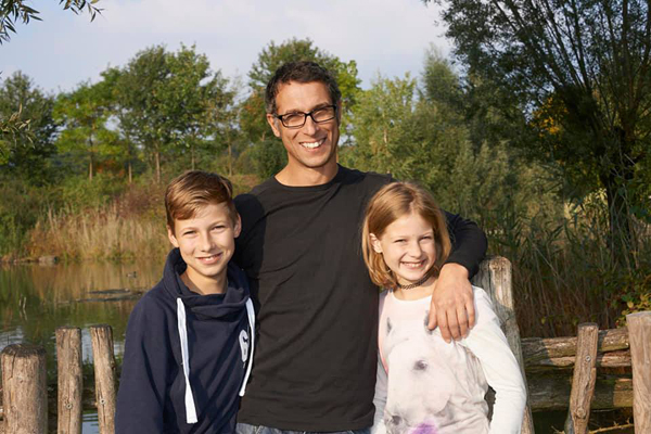 Portrait Vater mit zwei Kindern